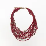 Collar corto de múltiples hilos de cuentas rojas con detalles de discos dorados.