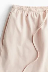 Short color beige de algodón con cintura elástica y cordón ajustable.