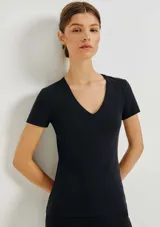 Camiseta rosa de manga corta con cuello en V y corte entallado.