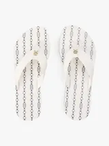 Ojotas de mujer con plataforma de cuña, tiras anchas de tejido trenzado y monograma TH en la tira del dedo. La plataforma es blanca con una línea decorativa azul marino.