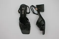 Sandalias negras de ecocuero con taco cuadrado y tiras finas.