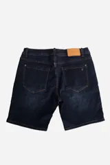 Bermuda de jean azul para hombre, con logo bordado, bolsillos, cremallera, cierre y pasa cinturón.