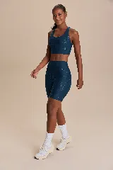 Calza corta de lycra azul con estampado de letras.