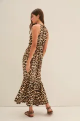 Vestido largo con estampado animal print de leopardo, cuello halter y cintura elastizada.