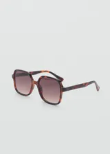 Lentes de sol cuadrados con montura de carey y lentes degradadas marrones.