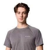 Remera deportiva gris de manga corta, con logo de Columbia en el pecho. Con tecnología Omni-Freeze ZERO™ de enfriamiento superior activado por transpiración y Omni-WICK™ para mayor comodidad.