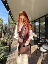 Chaleco de paño fino con estampado escocés en tonos rojo, verde y marrón.