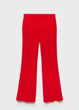 Pantalón de vestir rojo, de corte wide leg y tiro medio. Cuenta con bolsillos laterales y cierre frontal oculto con cremallera, botón y ganchos.