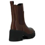 Botas de cuero sintético color marrón, con caña baja, elástico lateral y taco cuadrado.