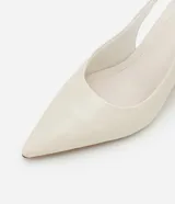 Zapato slingback color blanco hueso, con punta fina, tacón kitten y tira trasera ajustable con hebilla dorada.