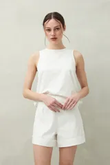 Short negro de tiro alto con ruedo doblado.