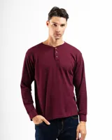 Remera de manga larga confeccionada en tela mini piqué de algodón, con cuello tipo Henley con tres botones y puños acanalados.