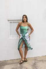 Traje de baño entero verde degradado con breteles finos.