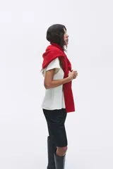 Remera blanca entallada de punto pesado interlock, con cuello redondo, mangas cortas, pinzas moldeadoras en la cintura y bajo acampanado.