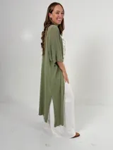 Kimono largo color beige, confeccionado en hilo italiano. Incluye lazo para usar como choker o cinturón.