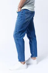 Pantalón de jean de corte slim taper color azul medio.
