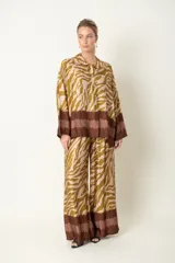 Pantalón palazzo estampado con diseño de tigre, cintura elastizada y bolsillos laterales.