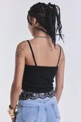 Musculosa corta negra de morley con breteles finos.