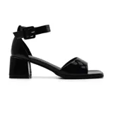 Sandalias de vestir negras charoladas, con tira ancha sobre los dedos, pulsera con hebilla al tobillo y taco cuadrado.