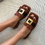 Zueco marrón de cuero vacuno con capellada fruncida y hebilla dorada.