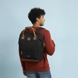 Mochila Cabaia Adventurer Cologne negra con detalles en cuero marrón. Tiene sistema MOLLE, compartimento acolchado para tablet o PC, correa para sujetar a la maleta y tirantes acolchados antitranspirantes.