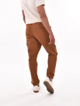 Pantalón jogger color verde oliva con bolsillos cargo, cintura elástica con cordón ajustable y puños elásticos.