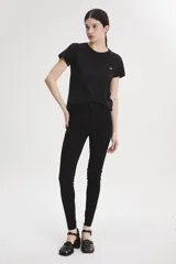 Jean negro de tiro alto, súper ajustado en cadera y muslos, con pierna súper ajustada y denim stretch.