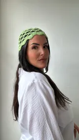 Gorro tipo bucket de crochet color verde manzana con diseño de red.