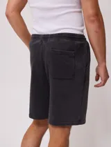 Short gris de felpa con corte holgado y cintura con cordón ajustable.