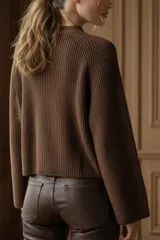 Sweater de tejido de punto acanalado, color azul vibrante, con cuello redondo y mangas largas.