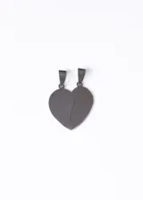 Set de dos dijes plateados de acero quirúrgico con forma de corazón partido para compartir en pareja.