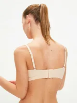Top de bikini negro con breteles finos.