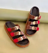 Sandalias de cuero marrón con hebillas metálicas y plantilla de corcho.