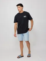 Remera celeste de algodón con estampado del logo de la marca Rusty en el frente y la espalda.