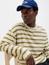 Buzo de manga larga color crudo con rayas horizontales color verde oliva, de corte oversize cropped y cuello redondo.