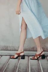 Sandalias de cuero color marrón con tiras cruzadas y taco bloque de madera.