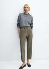 Pantalón fluido color verde militar, de corte recto, con cintura elástica ajustable con cordón y bolsillos laterales.
