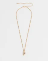 Cadena corta dorada con dije de la letra A cubierto de strass.