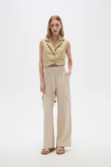 Pantalón cargo color beige de viscosa, tiro alto, corte recto y bolsillos laterales.