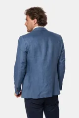 Saco azul de lino, corte clásico, con solapa de muesca, cierre de dos botones, bolsillo en el pecho y bolsillos laterales con solapa.
