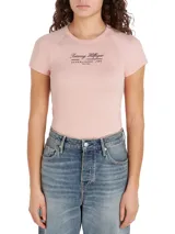 Remera rosa de algodón con cuello redondo y mangas cortas raglán. Estampado frontal con el logo de Tommy Hilfiger en negro.