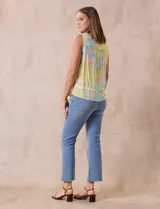 Blusa sin mangas de gasa estampada, marca Zac & Rachel. Escote en V, abertura central con botones y ruedo con volado.