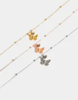 Set de tres collares de cadena con cuentas y dije de mariposa calada con la inscripción 'BFF'. Uno dorado, uno plateado y uno color oro rosa.
