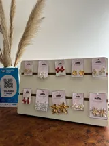 Set de aros y caravanas plateadas y doradas con diseños florales, abstractos y geométricos.