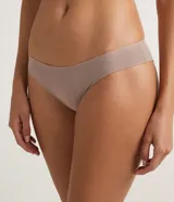 Braguitas de bikini color piel, de microfibra, sin estampado y con detalle de realce del trasero.