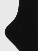 Calcetín de largo medio color negro, con tecnología Comfort Cuff (puño suave) y logo de Hush Puppies bordado en blanco en la caña.