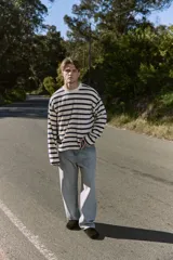 Buzo de manga larga con fit oversize cropped y cuello redondo. Mangas set-in para un mejor ajuste y comodidad. Confeccionado en tejido de rizo sin cepillar con superficie lisa y bucles internos.