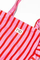 Bolso tipo tote bag con rayas verticales rosas y rojas, con volados en los laterales y asas de hombro.