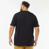 Camiseta negra de manga corta con cuello henley de tres botones.