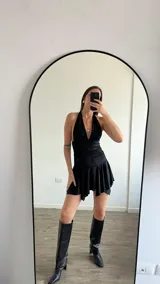 Vestido corto marrón con escote halter y falda con volados.